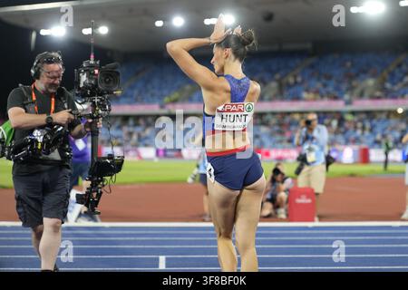 Birmingham, Royaume-Uni. 10 août 2026. BIRMINGHAM, ANGLETERRE - 10 AOÛT 2026 : Amy Hunt de Grande-Bretagne célèbre joyeusement devant une caméra de télévision après avoir remporté la finale du 100 mètres féminin lors des Championnats d'Europe d'athlétisme au Alexander Stadium à Birmingham, Angleterre. (Photo de Peter Hansson/Sipa USA) Credit : Sipa USA/Alamy Live News Banque D'Images