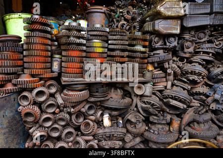 Engrenages et pignons en métal empilés dans une boutique de pièces détachées et de fournitures de machines à Talat Noi à Bangkok, Thaïlande Banque D'Images
