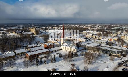 Vue aérienne du château de Rakvere et de l'église de la Sainte-Trinité entourés de toits et d'arbres enneigés en hiver à Rakvere, comté de Laane-Viru Banque D'Images