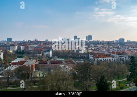 Vue aérienne de la banlieue de Prague et de la ligne d'horizon avec des tours hautes au loin Banque D'Images