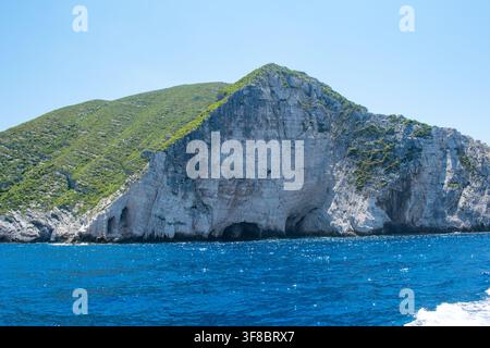 Falaises maritimes rocheuses avec grottes le long de la côte de Zante Banque D'Images