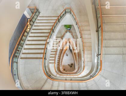 Vue de l'élégante escalier en colimaçon avec marches en marbre et rampes en bois au The Peninsula Tokyo, Chiyoda City, Tokyo, Japon. Banque D'Images