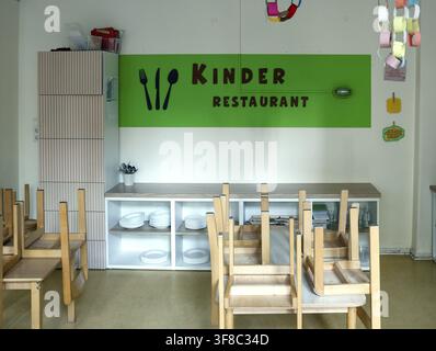 Chaises en bois haut de gamme dans le restaurant pour enfants d'une garderie, Berlin, 11.08.2026, Allemagne Banque D'Images