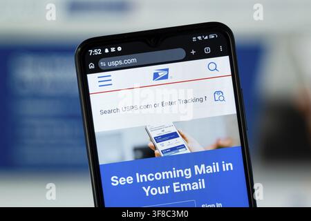 Washington, D.C., États-Unis - 02 août 2026 : Gros plan de la page d'accueil de l'USPS sur un smartphone Banque D'Images