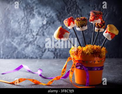 Trempés Marshmallow POPS pour Halloween Banque D'Images