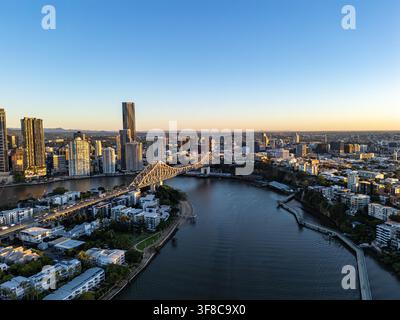Vue aérienne au coucher du soleil de la ville de Brisbane et de la rivière Brisbane en Australie Banque D'Images