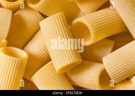 Pâtes rigatoni biologiques italiennes sèches prêtes à cuire pour le dîner Banque D'Images