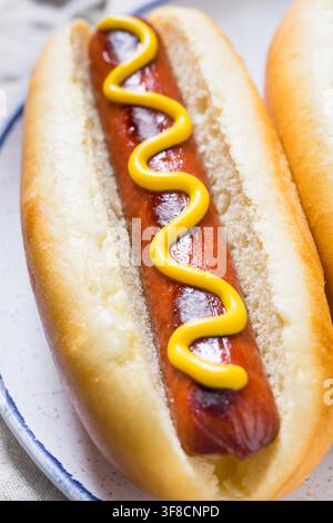 Hot Dog américain fait maison avec moutarde et chips de pommes de terre Banque D'Images