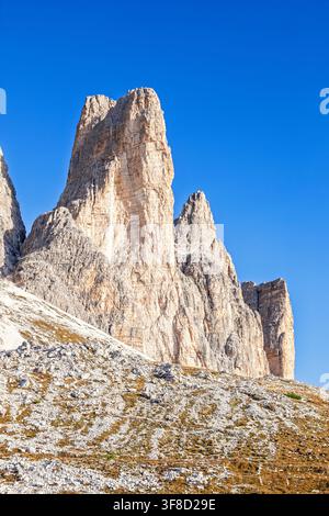 Tours rocheuses alpines s'élevant au-dessus d'une pente montagneuse escarpée Banque D'Images