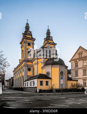 Église Saint-André et hôtel De Medici dans la vieille ville de Düsseldorf, Allemagne. Banque D'Images