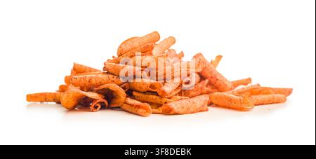 Close-up d'une pile de chips de maïs roulées épicées recouvertes d'assaisonnement au chili et au fromage sur un fond blanc propre, mettant en valeur la texture croustillante et la vibration Banque D'Images