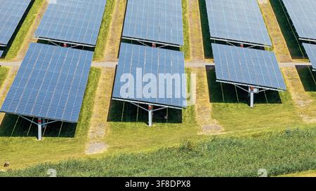 Gros plan aérien d'un parking solaire à Biddinghuizen, aux Pays-Bas Banque D'Images