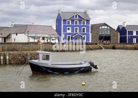 Bateau amarré dans le port d'Aberaeron entouré de maisons colorées à Aberaeron, Pays de Galles Banque D'Images