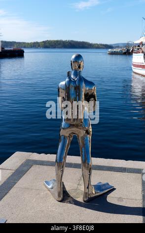Statue de Dykkaren par Ola Enstad sur le quai/Port d'Oslo, en Norvège, par une journée ensoleillée avec vue sur la baie. Banque D'Images