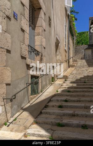 Des marches en pierre calmes et invitantes serpentent entre les maisons historiques des vieilles rues de Blois, en France, créant un coin paisible fait pour l'exploration. Banque D'Images