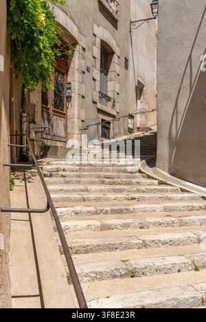 Des marches en pierre calmes et invitantes serpentent entre les maisons historiques des vieilles rues de Blois, en France, créant un coin paisible fait pour l'exploration. Banque D'Images