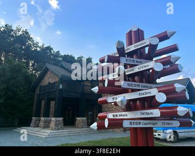 Vue d'un panneau en forme de crayon affichant les distances vers différentes villes du monde au parc national de Jingyuetan à Changchun, Jilin, Chine. Banque D'Images