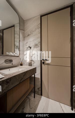 Porte de salle de bain moderne et design d'intérieur avec lavabo en marbre dans une maison ou un hôtel de luxe. Banque D'Images