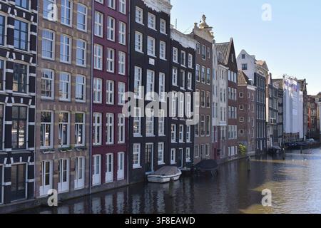 Amsterdam, Pays-Bas – 19 mai 2025 : canal et maisons historiques à Amsterdam Banque D'Images