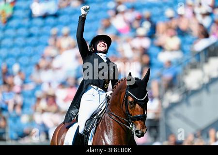 Aix-la-Chapelle, Allemagne. 12 août 2026. Sports équestres : Championnats du monde, Dressage, Finale par équipes du Grand Prix. La cavalière allemande de dressage Katharina Hemmer gesticule en montant son cheval Denoix. Credit : Uwe Anspach/dpa/Alamy Live News Banque D'Images