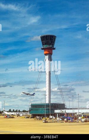 Londres, Angleterre, Royaume-Uni - 5 juillet 2026 : Tour de contrôle du trafic aérien de l’aéroport de Londres Heathrow Banque D'Images