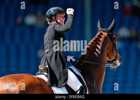 Aix-la-Chapelle, Allemagne. 12 août 2026. Sports équestres : Championnats du monde, Dressage, Grand Prix par équipes Finale. La cavalière allemande de dressage Katharina Hemmer gesticule en montant son cheval, Denoix. Credit : Uwe Anspach/dpa/Alamy Live News Banque D'Images