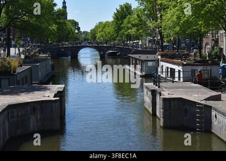 Amsterdam, Pays-Bas – 19 mai 2025 : canal et maisons historiques à Amsterdam Banque D'Images