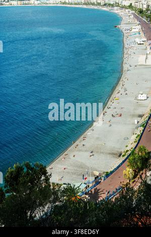 Fantastique vue aérienne sur la bande blanche de la plage de Nice, bande rouge - rubeberisée pour la course - célèbre Promenade des Anglais en été Banque D'Images