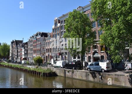 Amsterdam, Pays-Bas – 19 mai 2025 : canal et maisons historiques à Amsterdam Banque D'Images