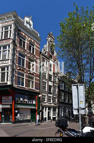 Amsterdam, Pays-Bas - 19 mai 2025 : maisons historiques à Amsterdam Banque D'Images