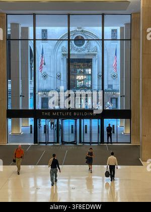 Le bâtiment Helmsley vu depuis le hall du bâtiment MetLife à ses portes d'entrée/sortie de la 45e rue Est, 2026, New York City, États-Unis Banque D'Images