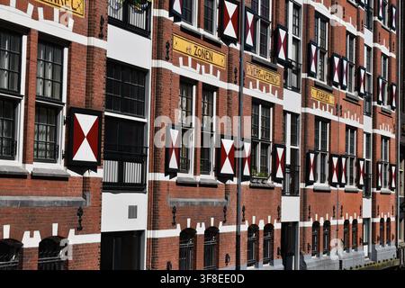 Amsterdam, Pays-Bas - 19 mai 2025 : gros plan, la façade d'un bâtiment historique du canal à Amsterdam Banque D'Images