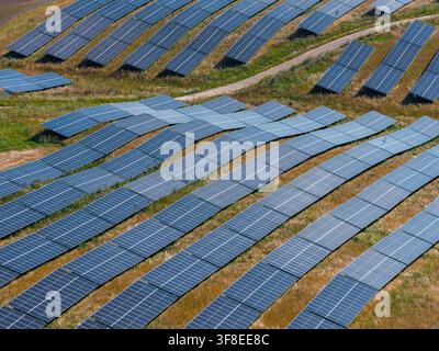 Vue aérienne de panneaux solaires générant de l'électricité Banque D'Images