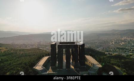 Tbilissi, Géorgie. 10 septembre 2022. Vue aérienne des piliers du monument en pierre « Chronique de Géorgie » surplombant la skyline de Tbilissi et le paysage montagneux Banque D'Images