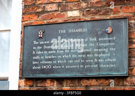 York, Angleterre, Royaume-Uni - 18 juillet 2026 : Plaque historique marquant The Shambles à York, en Angleterre, expliquant les origines et l'histoire médiévale Banque D'Images