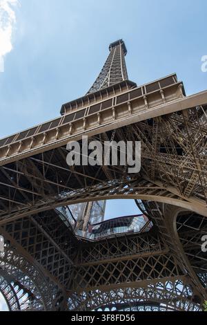 Paris France : Tour Eiffel, vue d'en bas Banque D'Images