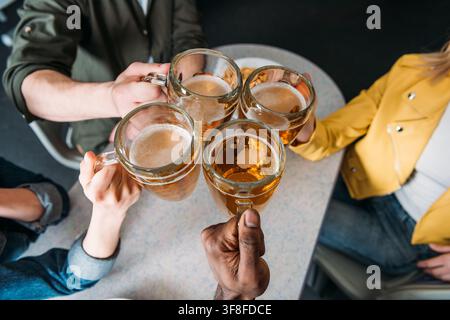 Bière pâle dans un verre Banque D'Images