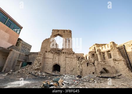 Anciennes ruines en briques de boue et maisons traditionnelles abandonnées dans le Nizwa historique d'Oman, vue en faible angle 4k des ruines d'une maison abandonnée Banque D'Images