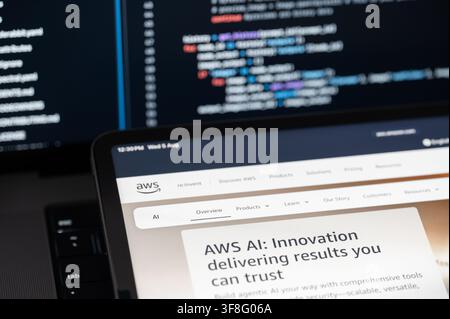 New York, États-Unis - 5 août 2026 : page web de l'entreprise Amazon AWS Ai sur un fond de code de programme d'ordinateur, vue rapprochée Banque D'Images