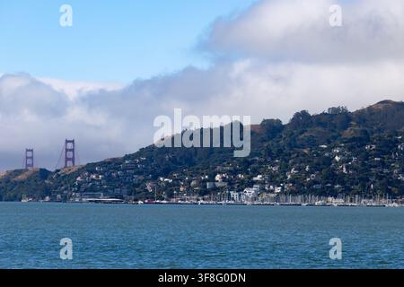 BELVEDERE, ÉTATS-UNIS - 26 juin 2026 : Vue sur la baie de Richardson montrant les collines de Sausalito, les bateaux dans la marina et les tours distinctives de Banque D'Images