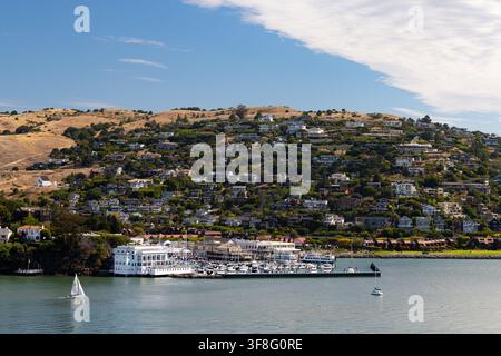 BELVEDERE, ÉTATS-UNIS - 26 JUIN 2026 : Vue élevée de la ville sur la colline de l'île de Belvedere avec sa marina et la baie de San Francisco par un temps partiellement nuageux Banque D'Images