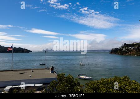 BELVEDERE, ÉTATS-UNIS - 26 JUIN 2026 : Vue élevée depuis Belvedere en Californie sur la baie de Richardson avec des voiliers amarrés et un mât de drapeau Banque D'Images