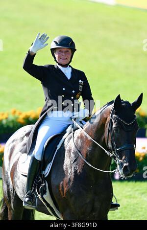 Aix-la-Chapelle, Allemagne. 12 août 2026. Sports équestres : Championnats du monde, Dressage, Grand Prix par équipes final. La cavalière allemande de dressage Isabell Werth, montée sur Wendy de Fontaine, fait un signe de la main. Crédits : Uwe Anspach/dpa/Alamy Live News Banque D'Images