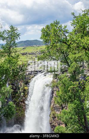 Vallée de l'Orkhon, Mongolie - 4 août 2026 : Touristes se reposant sur le lit rocheux de la rivière Orkhon juste au-dessus de la cascade Orkhon (Ulaan Tsutgalan), cadre Banque D'Images