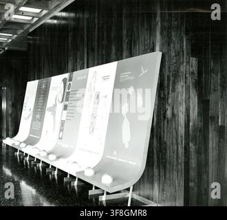 Un panneau d'affichage dans le hall du NASA Electronics Research Center, Cambridge, Massachusetts, dans le cadre d'un projet de construction du Bureau du Chef des Ingénieurs. Banque D'Images