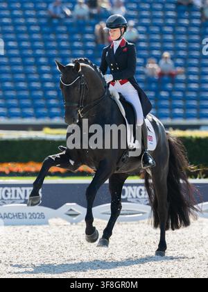 Aix-la-Chapelle, Allemagne. 12 août 2026. Sports équestres : Championnats du monde, Dressage, Finale par équipes du Grand Prix. La cavalière britannique Charlotte Fry guide son cheval Glamourdale sur le parcours. Crédits : Rolf Vennenbernd/dpa/Alamy Live News Banque D'Images