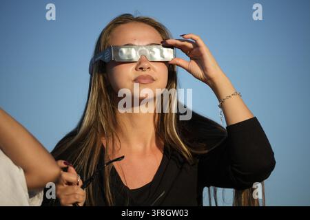 Varsovie, Pologne. 12 août 2026. Les gens utilisent des lunettes à filtre solaire pour observer une éclipse partielle du Soleil au Centre des sciences Copernic à Varsovie, Pologne, le 12 août 2026. La Lune a recouvert environ 80 % du disque solaire tel que vu de Varsovie à l’éclipse maximale, bas sur l’horizon ouest près du coucher du soleil ; l’éclipse n’a été totale que le long d’une trajectoire traversant des parties du Groenland, de l’Islande et de l’Espagne. (Photo de Jaap Arriens/Sipa USA) Crédit : Sipa USA/Alamy Live News Banque D'Images