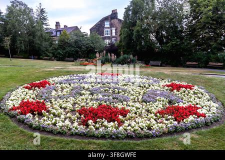 Harrogate, Angleterre, Royaume-Uni - 18 juillet 2026 : Parterre circulaire coloré rempli de fleurs d'été rouges, blanches et bleues pour les 250 ans des États-Unis à Valley Gardens Banque D'Images