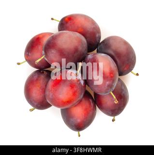 tas de prunes rouges chemin isolé sur fond blanc vue par le dessus Banque D'Images
