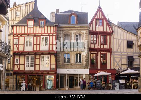 Une rangée de maisons à colombages médiévales colorées bordant la Place Henri IV à Vannes, France. Banque D'Images